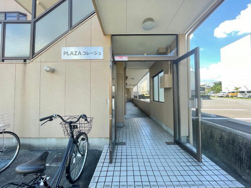プラザコレージュの玄関