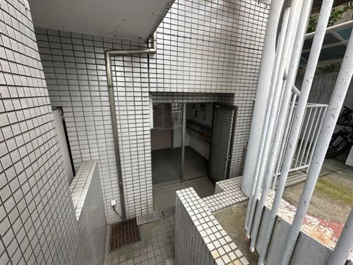 メゾンヨシザワの玄関