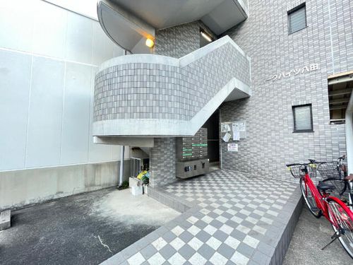 パークハイツ八田の玄関