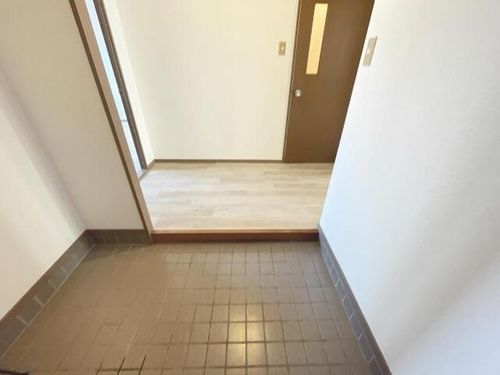 エステート徳重の玄関