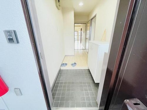 横吹小菅ビルの玄関