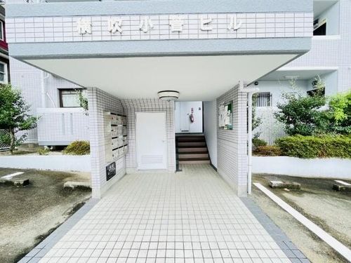 横吹小菅ビルの玄関