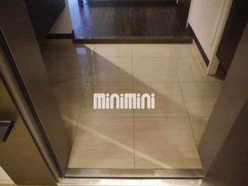 グランルクレ新栄イーストの玄関