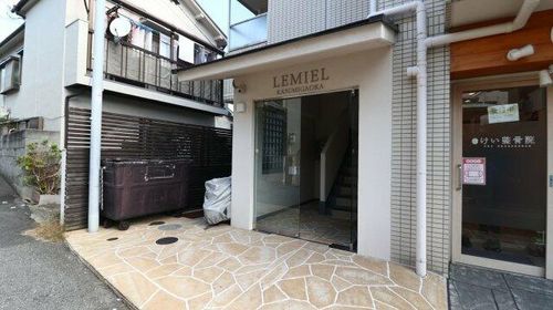 ルミエール霞ヶ丘の玄関