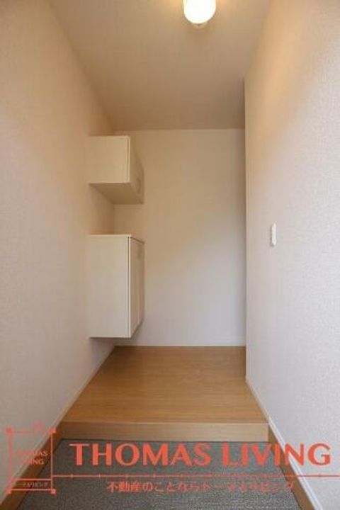 グロワール1番館102の玄関