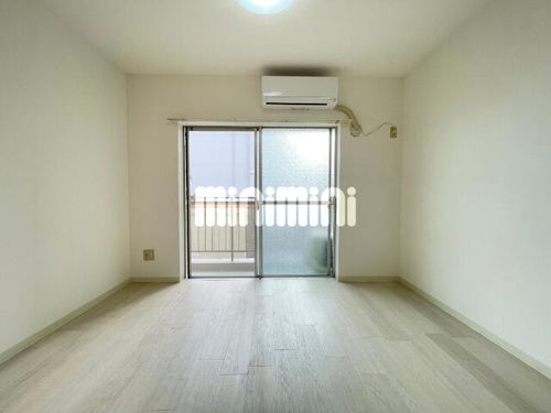 清和マンションの居間