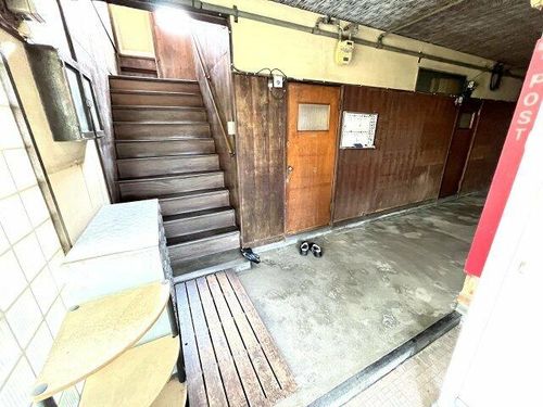高見パンションの玄関