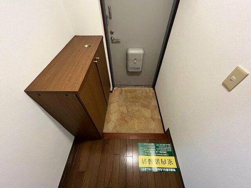 光明池サニーハイツの玄関