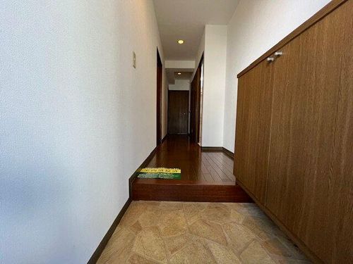 光明池サニーハイツの玄関