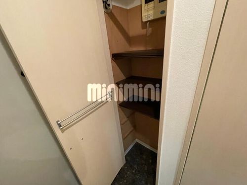 アヴェニール岩塚の玄関