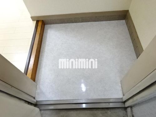 安藤ビルの玄関