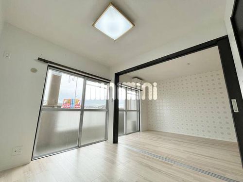 高木ビルの居間