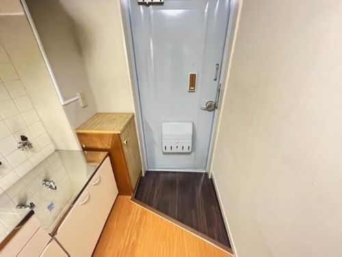 マンションヒラノB棟の玄関