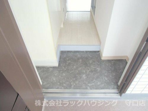 メゾン桃町の玄関