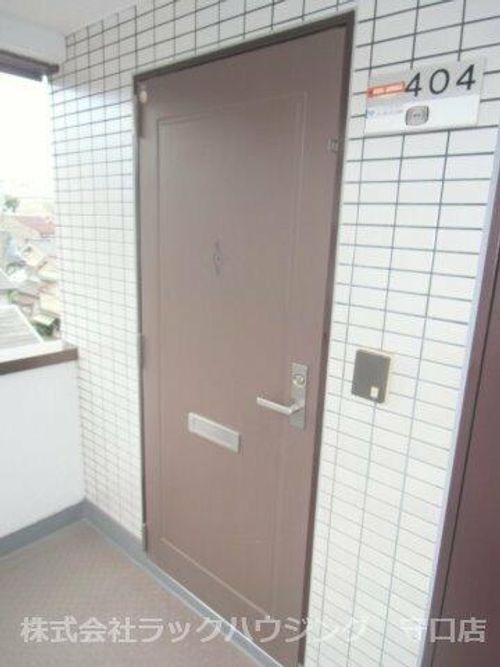 メゾン桃町の玄関