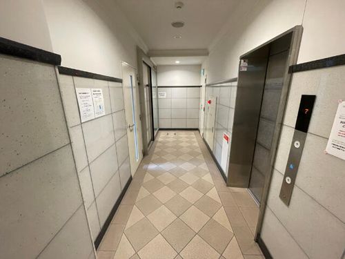 サン・錦本町ビルの玄関