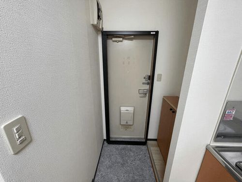 ルミエール吹上102の玄関