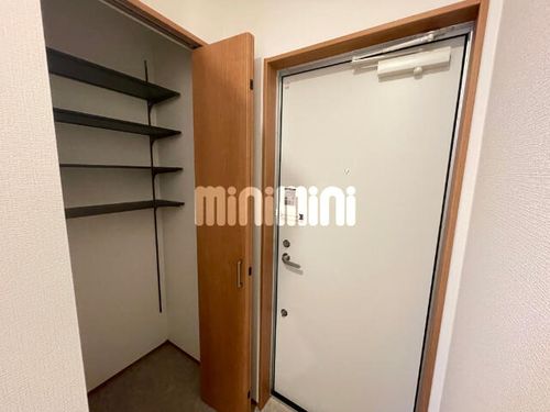 RUSCELLO中小田井301の玄関