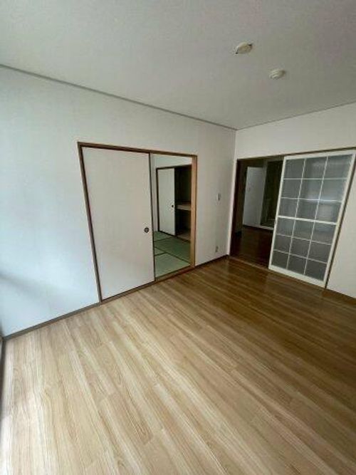 シャルマン横小路206の居間