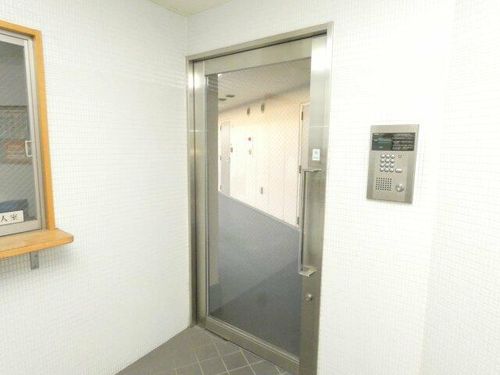 イーストヒルズの玄関