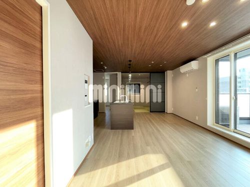 イースト グローリーの居間