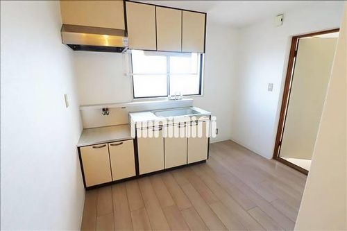 シオン草平の居間