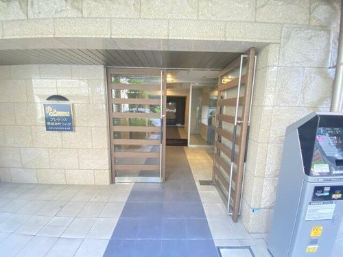 プレサンス堺筋本町フィリアの玄関