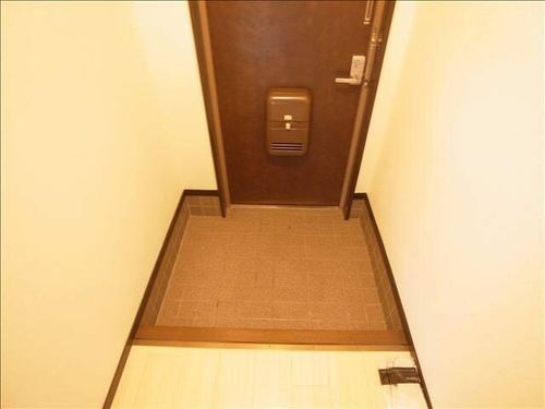 サンパレス緑ヶ丘 A棟の玄関