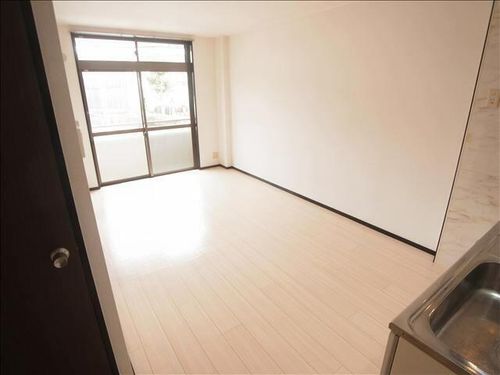 サンパレス緑ヶ丘 A棟の居間