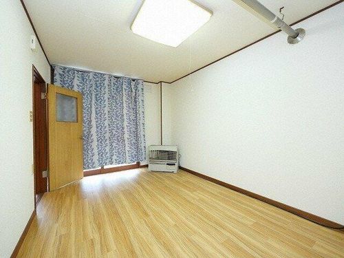 広井ビルの居間