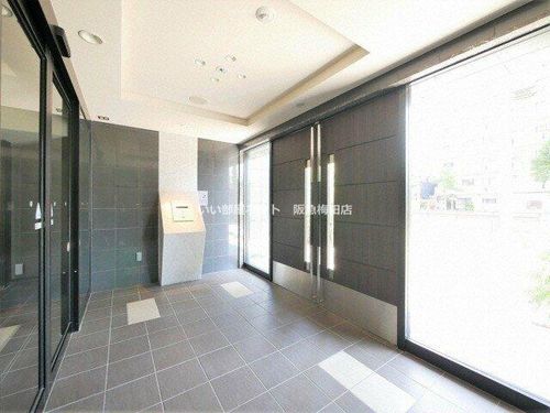 ララプレイス新大阪シエスタの玄関