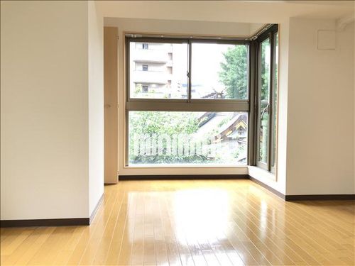 サン・名駅南ビルの居間