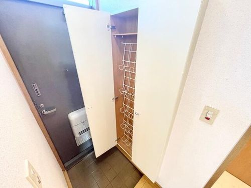 グローリーハイツB棟の玄関