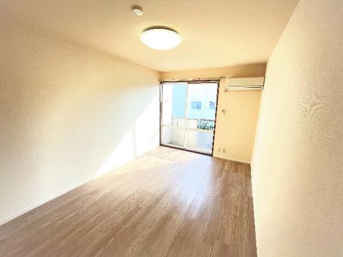 シャルム一番の居間