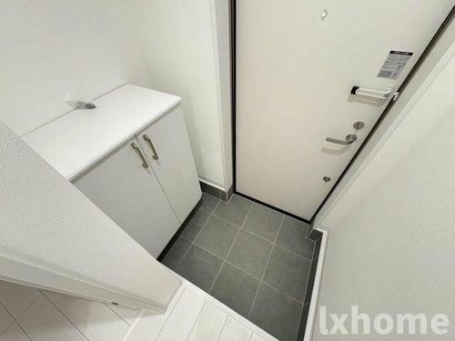 エテルナコート総持寺の玄関