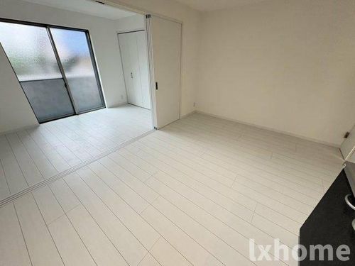 エテルナコート総持寺の居間