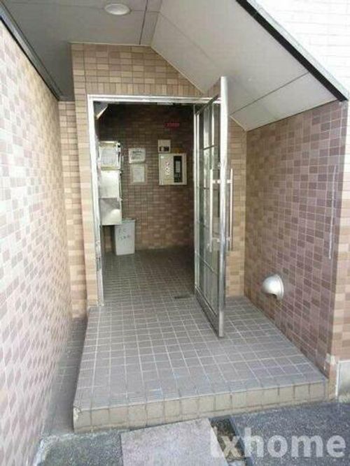 末広13番館の玄関