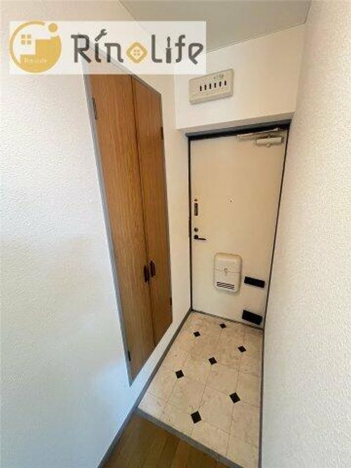 リノン東山本新町の玄関