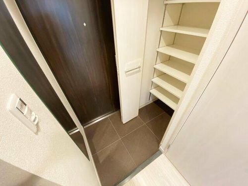 プレサンス堺筋本町ディスティニーの玄関