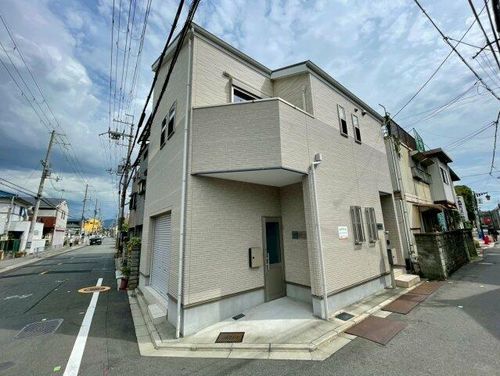 ワンプレイス近大前の外観
