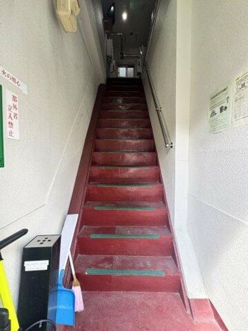 日東二ビルの玄関