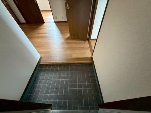 第5ハイツ卓の玄関