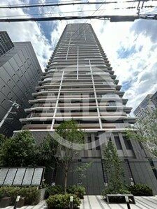 ローレルタワー堺筋本町の外観