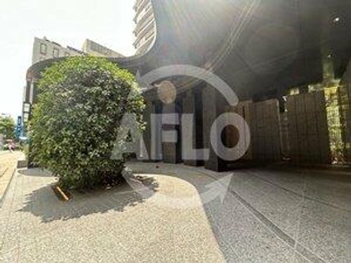 ローレルタワー堺筋本町の玄関