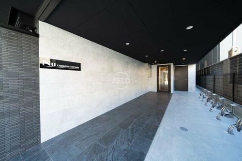 Nu岸里駅前の玄関