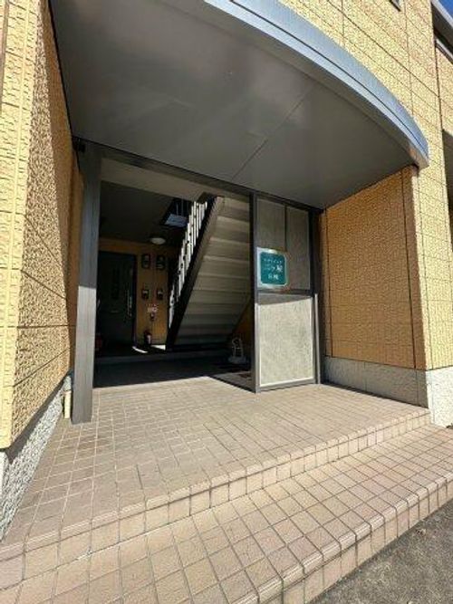 リファインド二ツ屋の玄関