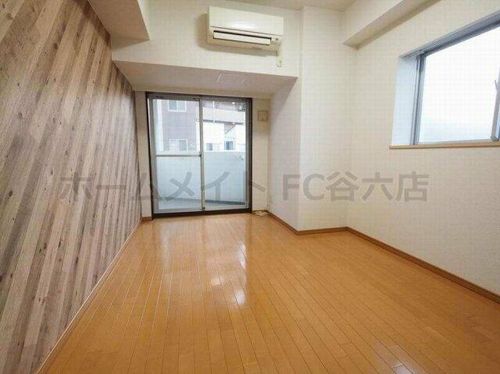 ディナスティ玉造の居間