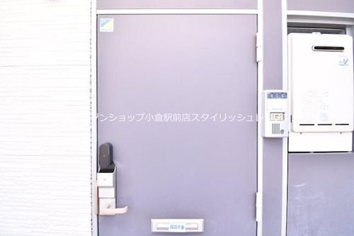 レオパレスシャルム宝の玄関