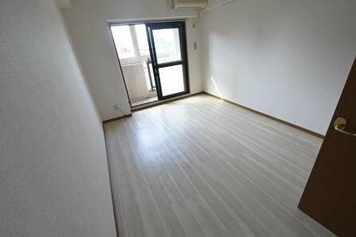 KMマンション八幡駅前IIIの居間