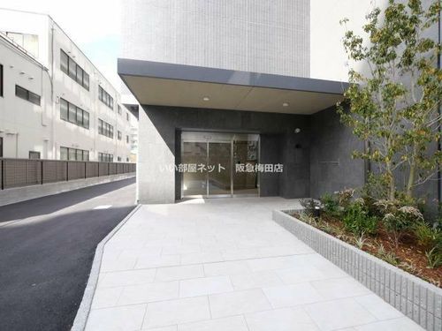 コンフォリア・リヴ新大阪西宮原ソルテラスの玄関